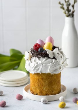 Meyvelerle süslenmiş paskalya pastası.