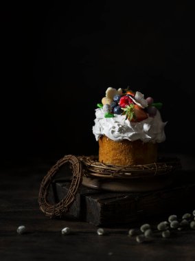 Karanlık bir arka planda paskalya pastası