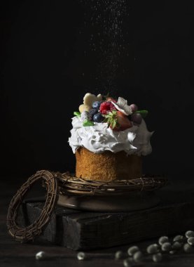 Karanlık bir arka planda paskalya pastası