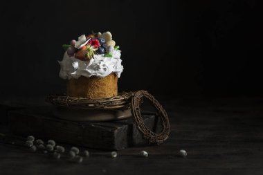 Karanlık bir arka planda paskalya pastası