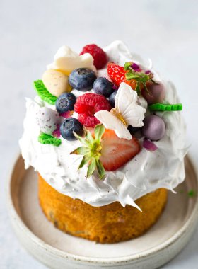 Meyvelerle süslenmiş paskalya pastası.