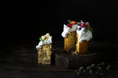 Karanlık bir arka planda paskalya pastası