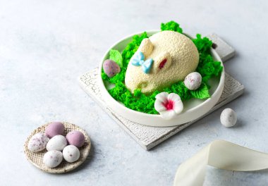 Çikolata yumurtalı Paskalya tavşanı kekleri