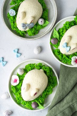 Çikolata yumurtalı Paskalya tavşanı kekleri