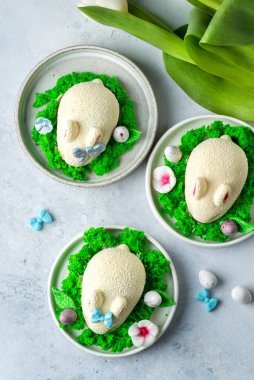 Çikolata yumurtalı Paskalya tavşanı kekleri