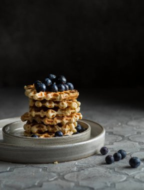Yaban mersinli waffle ve şurup.