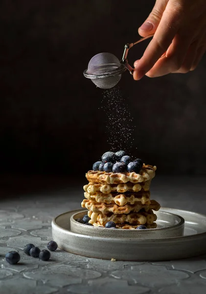 Waffeln mit Blaubeeren und Sirup — Stockfoto