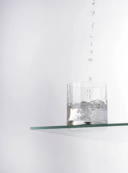 Un bicchiere d'acqua su fondo bianco — Foto Stock