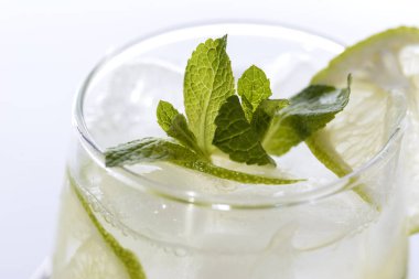 Beyaz arka planda naneli ve limonlu kokteyl.