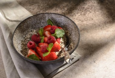 Çilekli yulaf lapası ve chia.