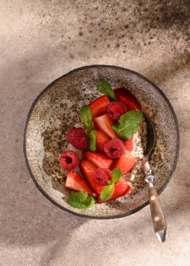 Çilekli yulaf lapası ve chia.