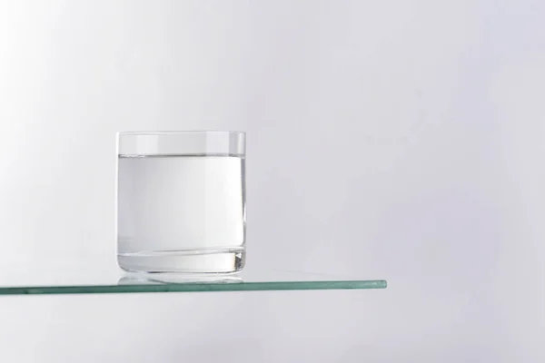 白い背景にガラスの水が — ストック写真