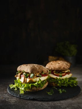 Kızarmış peynirli vejetaryen burger.