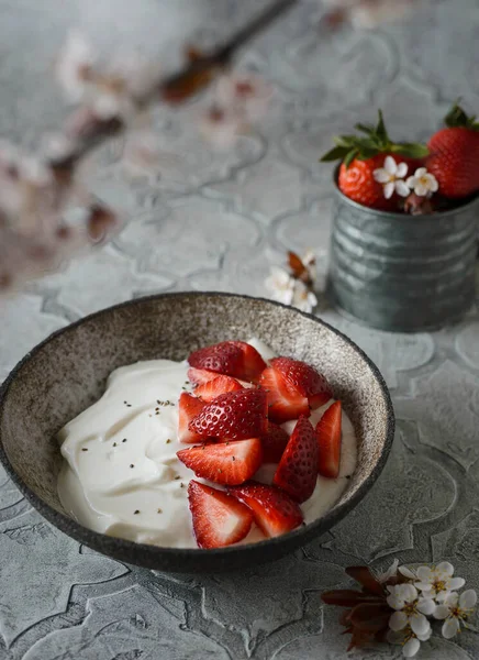 Jogurt s jahodami a květinami — Stock fotografie