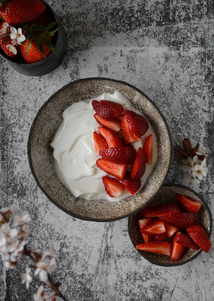 Yogurt con fresas y flores — Foto de Stock