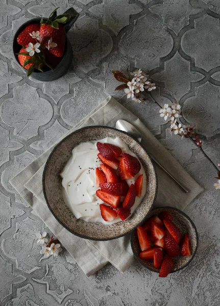 Jogurt s jahodami a květinami — Stock fotografie