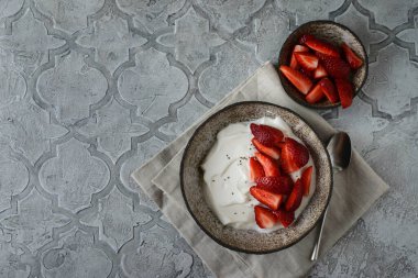 Çilekli ve çiçekli yoğurt.