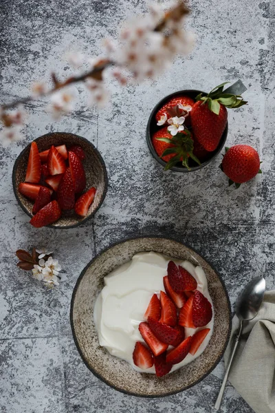 Jogurt s jahodami a květinami — Stock fotografie