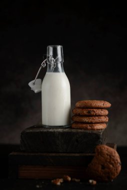 Yulaf ezmeli kurabiye ve bir şişe süt.