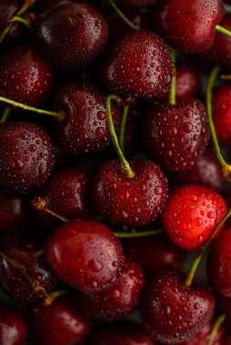 kırmızı kirazlar damlacıklarda makro