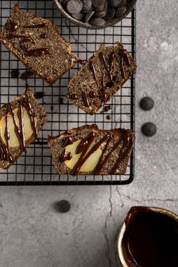 Fırında armut ve çikolatalı turta.