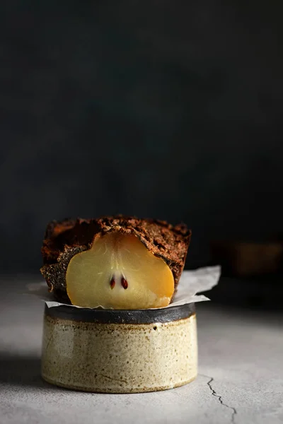 Koláč s pečenou hruškou a čokoládou — Stock fotografie