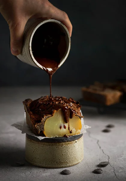 Torta con pera al forno e cioccolato — Foto Stock