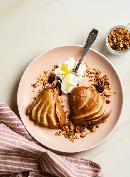 Gebackene Birne mit Joghurt und Honig — Stockfoto