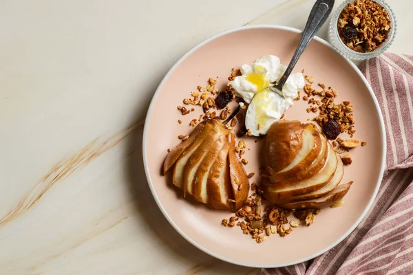 Gebackene Birne mit Joghurt und Honig — Stockfoto