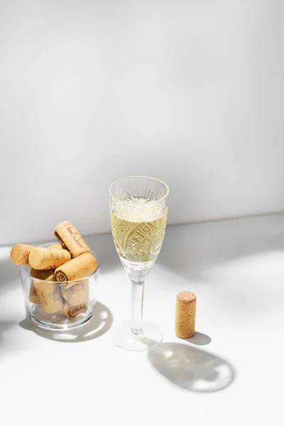 白い背景のグラスに白ワイン 高品質の写真 — ストック写真