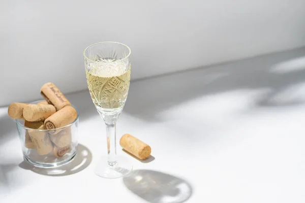 白い背景のグラスに白ワイン 高品質の写真 — ストック写真
