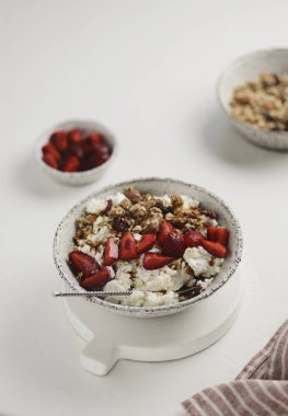 süzme peynir ve çilek ve granola. 