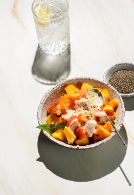 Yoğurt ve chia ile meyve salatası