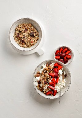 süzme peynir ve çilek ve granola. 
