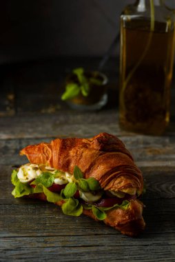 Mozarella ve domatesli kruvasan. Yüksek kalite fotoğraf
