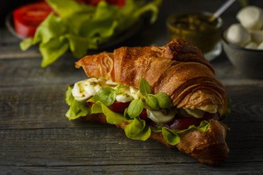 Mozarella ve domatesli kruvasan. Yüksek kalite fotoğraf
