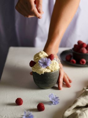 Seramik kasede ahududulu dondurma. Yüksek kalite fotoğraf