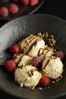 Fındıklı siyah kasede dondurma. Yüksek kalite fotoğraf