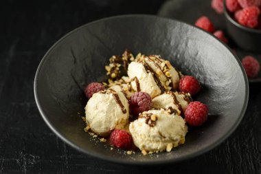 Fındıklı siyah kasede dondurma. Yüksek kalite fotoğraf