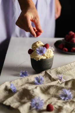 Seramik kasede ahududulu dondurma. Yüksek kalite fotoğraf