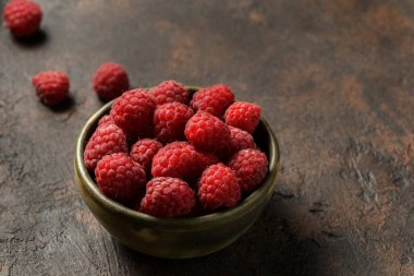 Ahududu kasede, sade bir anahtarda. Yüksek kalite fotoğraf