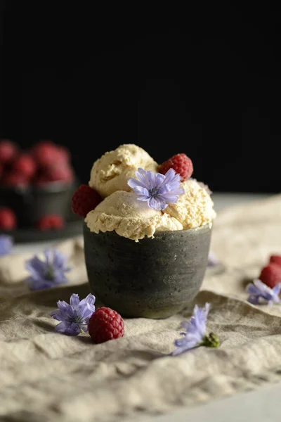 Ice Cream Ceramic Bowl Raspberries High Quality Photo — Stock Photo, Image