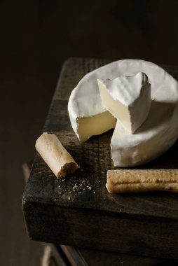 Tahta bir arka planda peynir ve peynir. Yüksek kalite fotoğraf