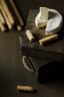 Tahta bir arka planda peynir ve peynir. Yüksek kalite fotoğraf