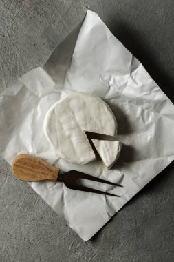 Peynir bıçağıyla gri arka planda peynir. Yüksek kalite fotoğraf