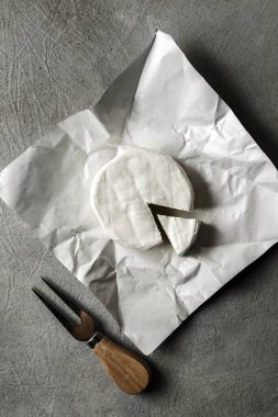 Peynir bıçağıyla gri arka planda peynir. Yüksek kalite fotoğraf