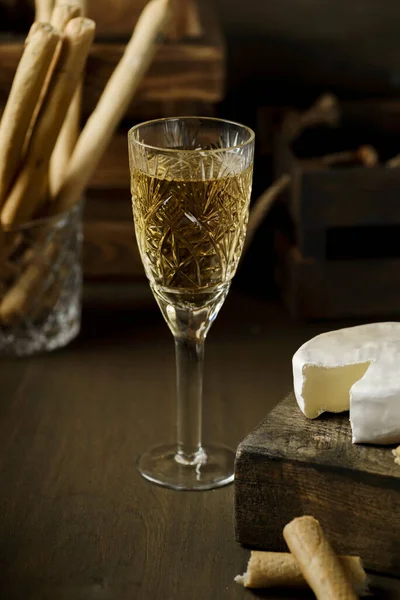 ブリーチーズと白ワイン 高品質の写真 — ストック写真