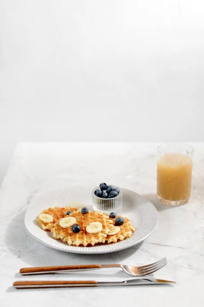 Waffeln Mit Blaubeeren Und Honig Auf Hellem Hintergrund Hochwertiges Foto — Stockfoto