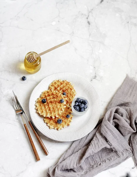 Hafif arkaplanda yaban mersinli ve ballı waffle. Yüksek kalite fotoğraf