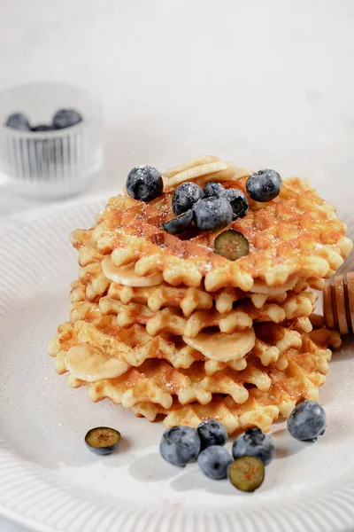 Ein Stapel Waffeln Mit Blaubeeren Und Honig Hochwertiges Foto — Stockfoto